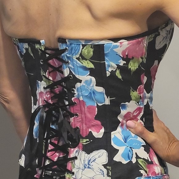 Bustier, with boning, size can be altered with tie ribbon - Picture 9 of 9